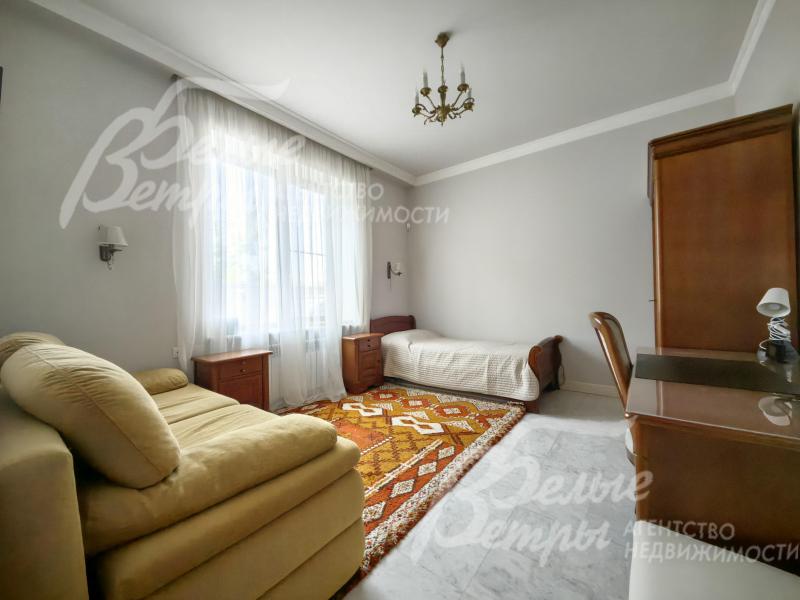 Спальня-кабинет со своим санузлом на 1-ом этаже