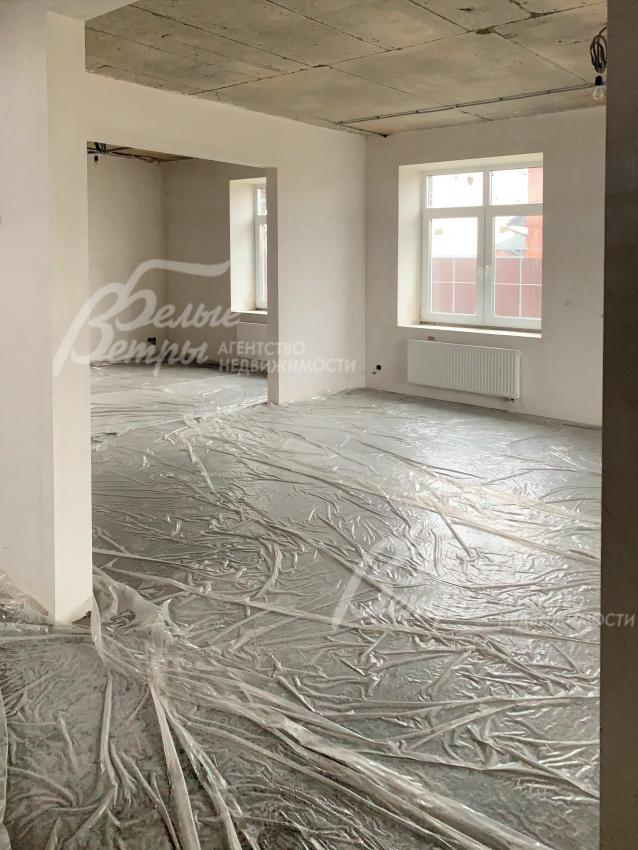 выполнена стяжка полов на 1 и 2 этажах