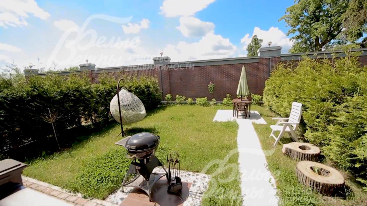 Участок 2.78 сотки. Внутренний дворик со своей террасой. Живая изгородь из туй, барбекю, садовая мебель.