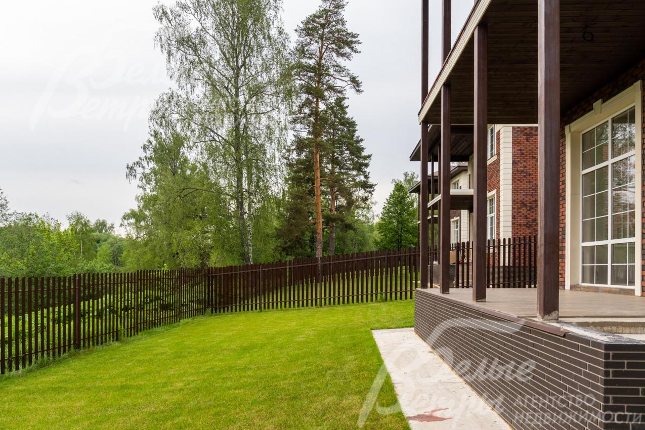 Участок расположен на возвышенности.