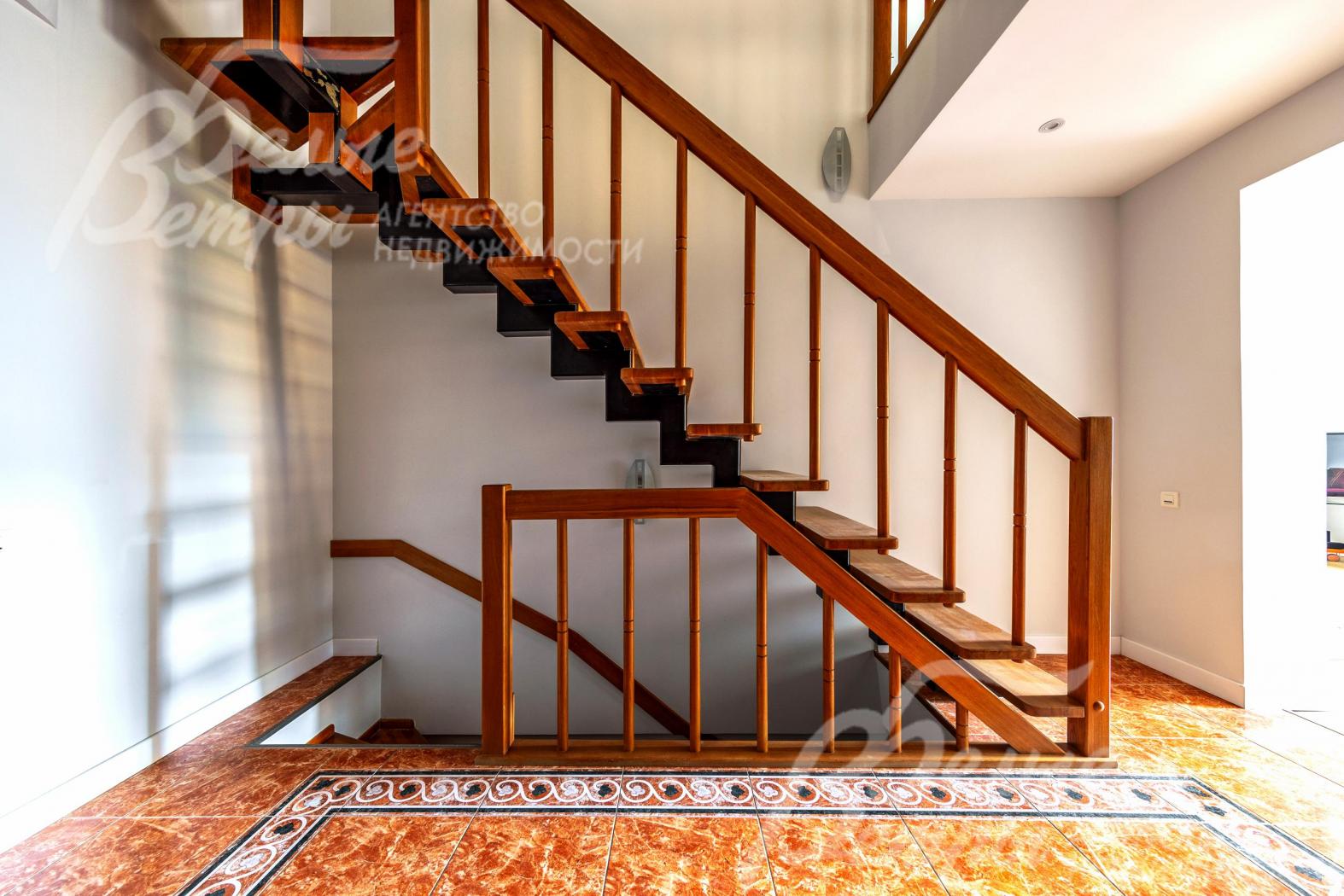 На второй этаж ведёт лестница из деревянного бука на стальном каркасе