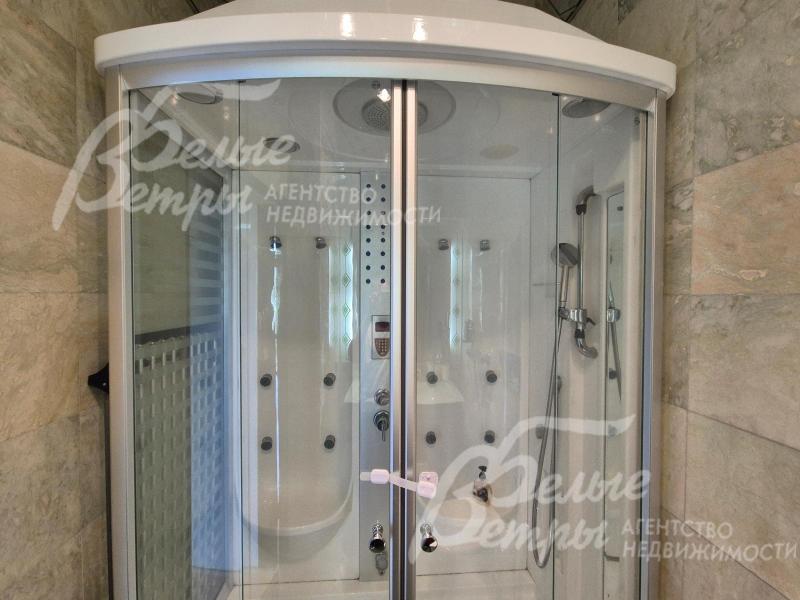 Душевая кабина с вертикальным гидромассажем