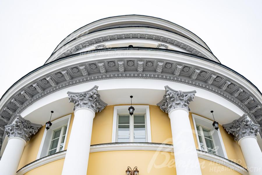 Внешняя отделка усадьбы - образец классической дворцовой архитектуры