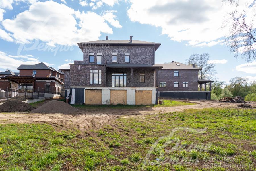 участок огорожен забором