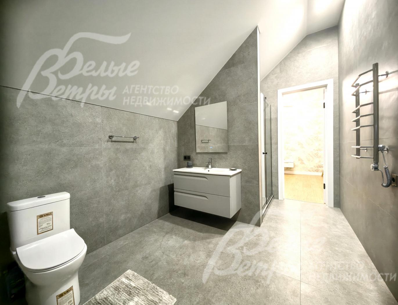 Санузел в мастер-спальне с ванной и душевой