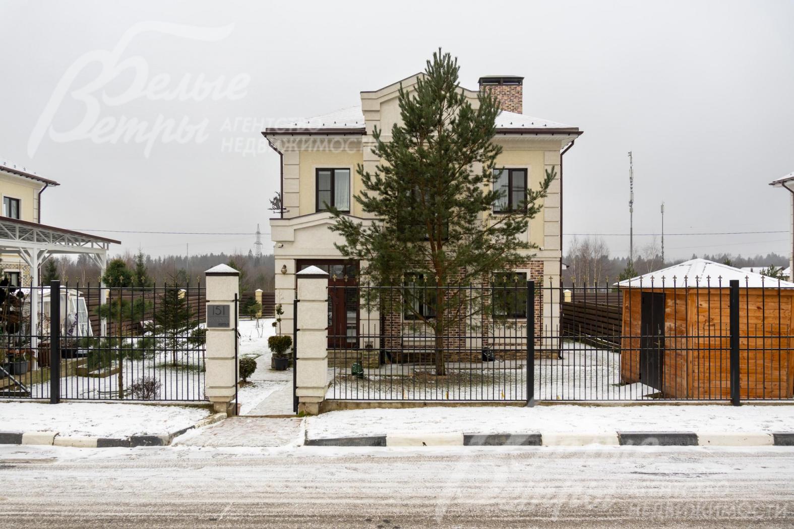 Установлены откатные ворота шириной 5,5 м (неавтоматические), обеспечивающие независимый въезд для двух автомобилей