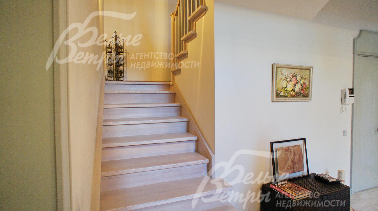 Удобная и широкая  лестница на 2 ой этаж  