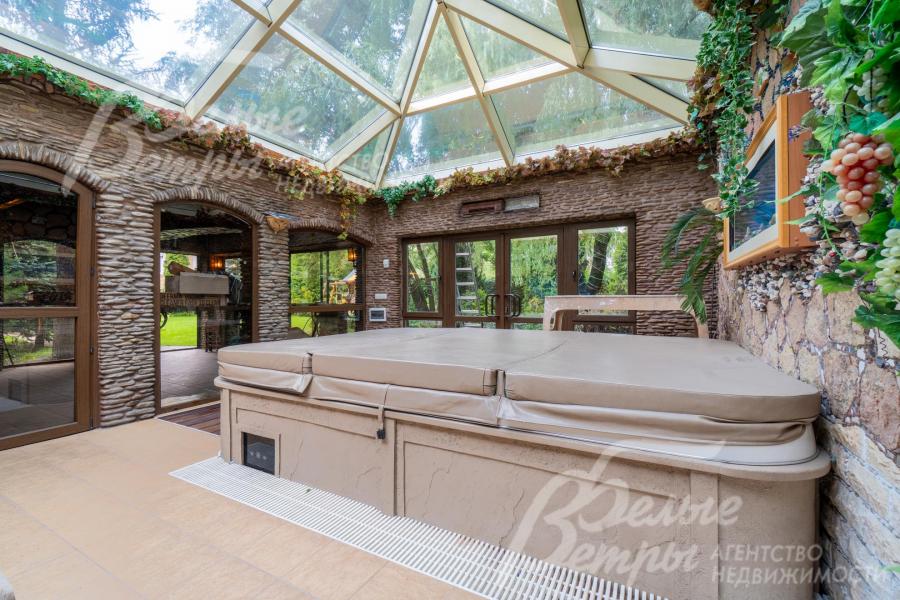 В зимнем саду предусмотрен фонтан, есть отдельный выход на участок