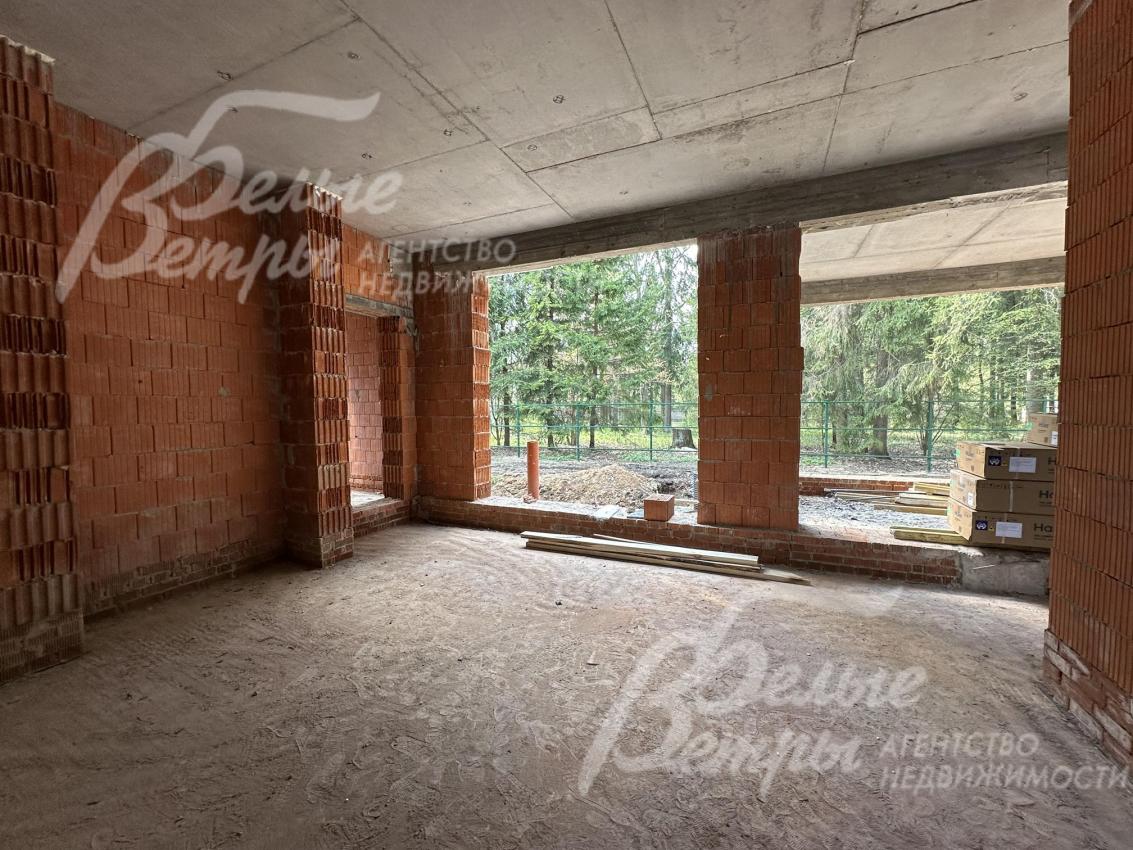 В доме - высокие потолки, 3.3 м в чистовой отделке, предусмотрено панорамное остекление