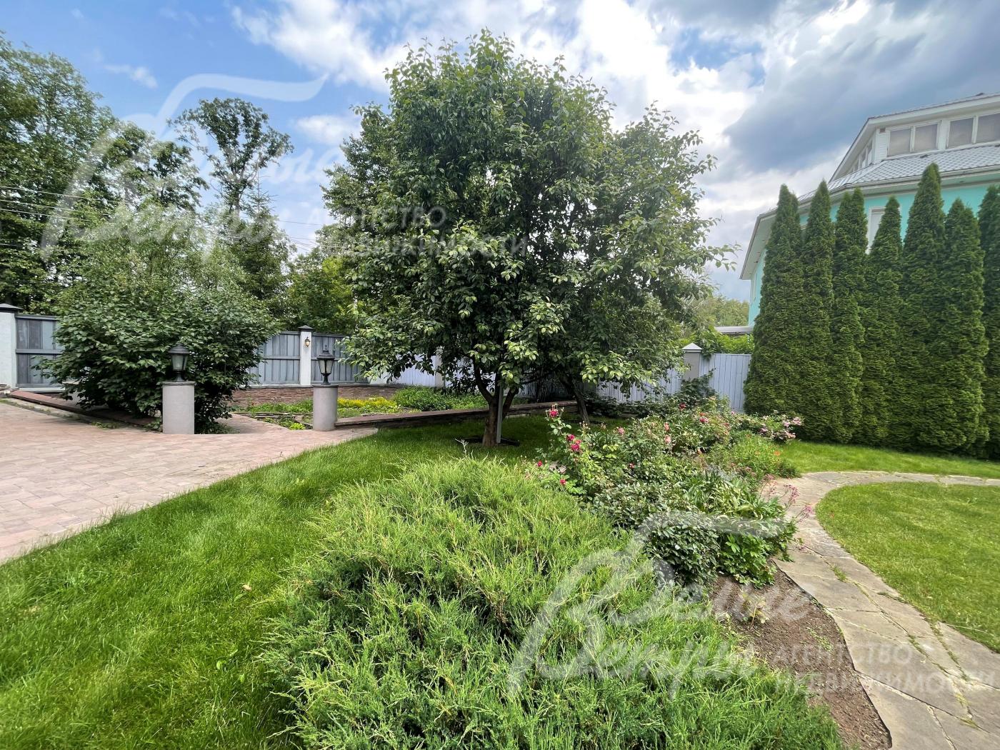 Участок находится в центре поселка и огорожен глухим деревянным забором высотой 2.5 м на бетонном фундаменте