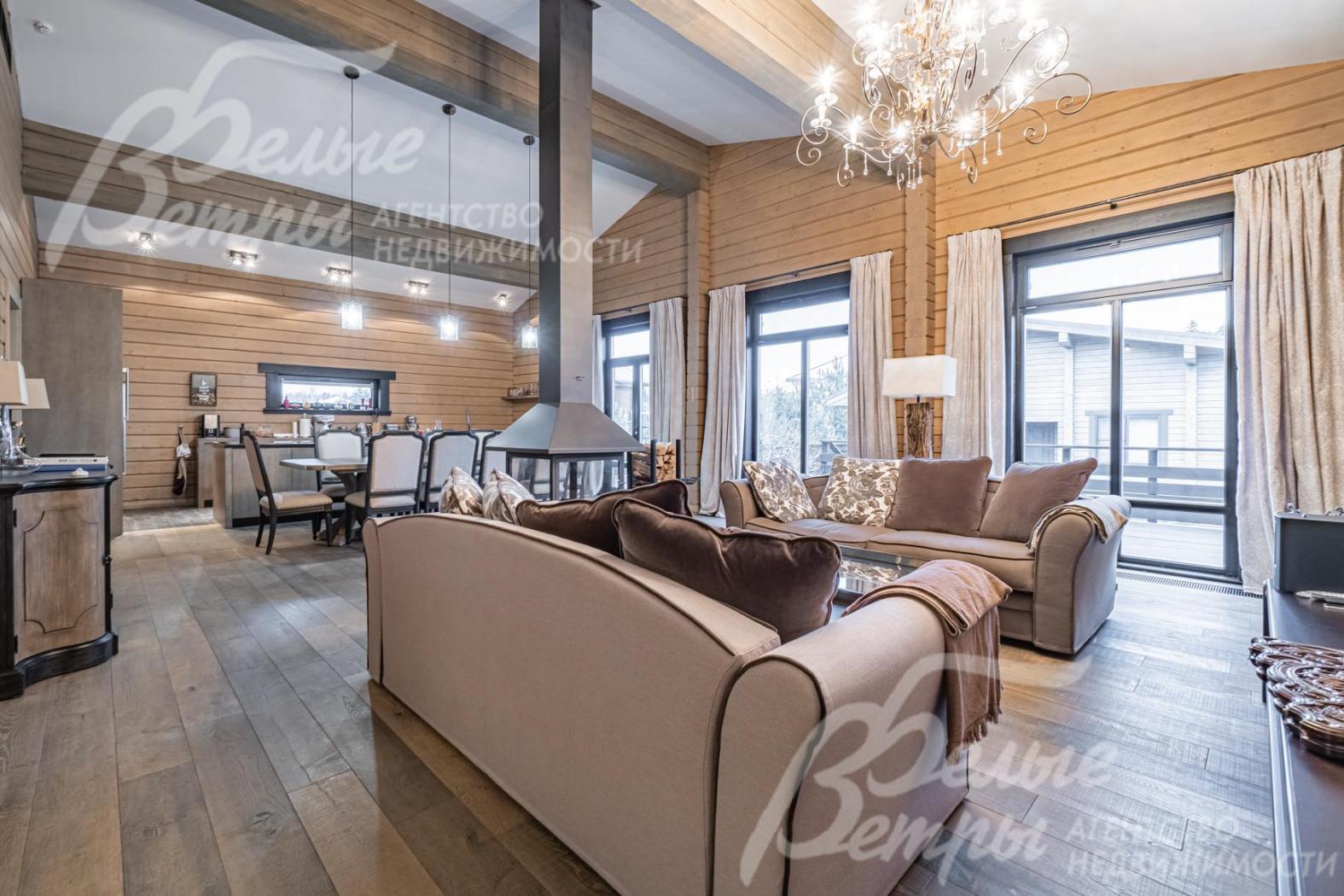 Высота потолков в гостиной - от 3.5 до 4.8 м