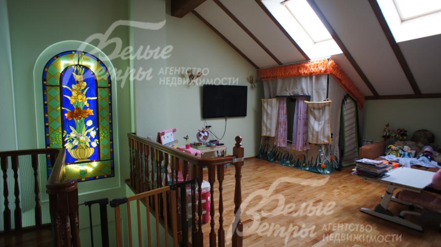 Мансардный этаж. Вид на стеклянный витраж