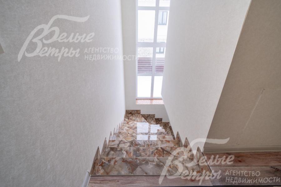 Длинное окно, проходящее через два этажа, обеспечивает хорошее естественное освещение лестничного пролёта