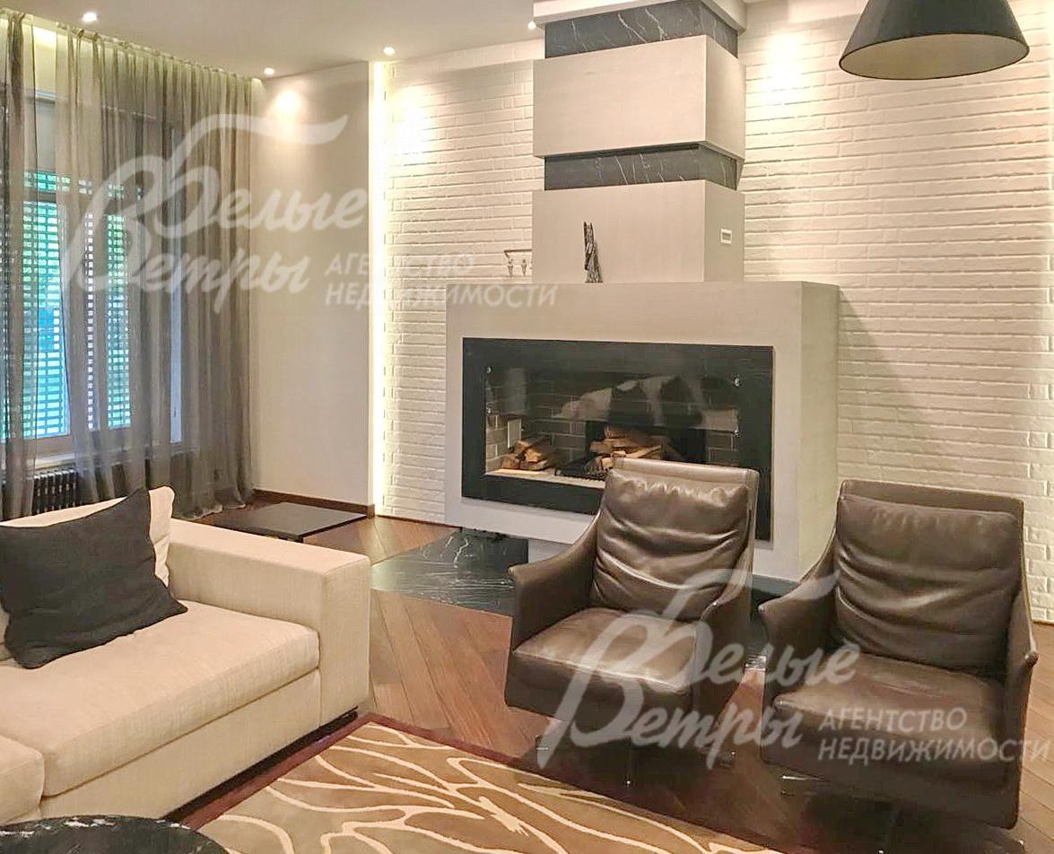 В гостиной большой камин.