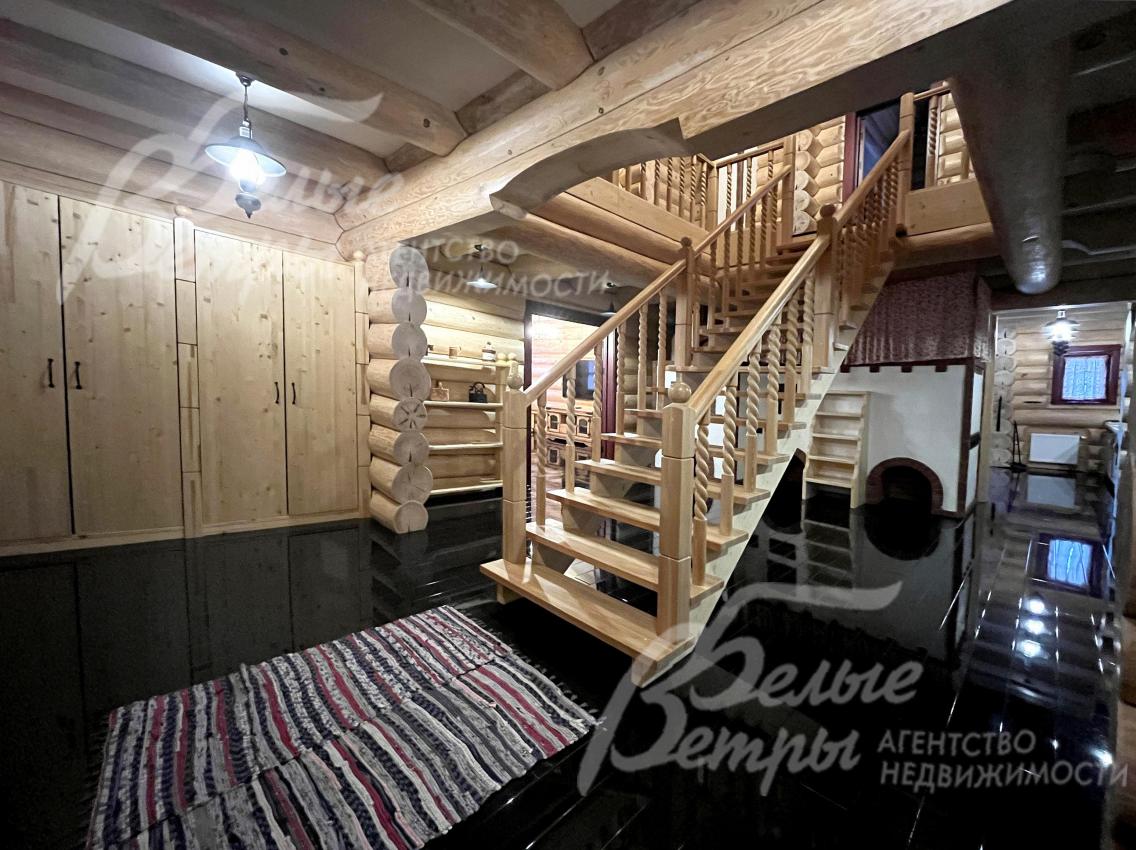 Стены и вся мебель в доме – из натурального дерева, пол на 1-м этаже - с подогревом