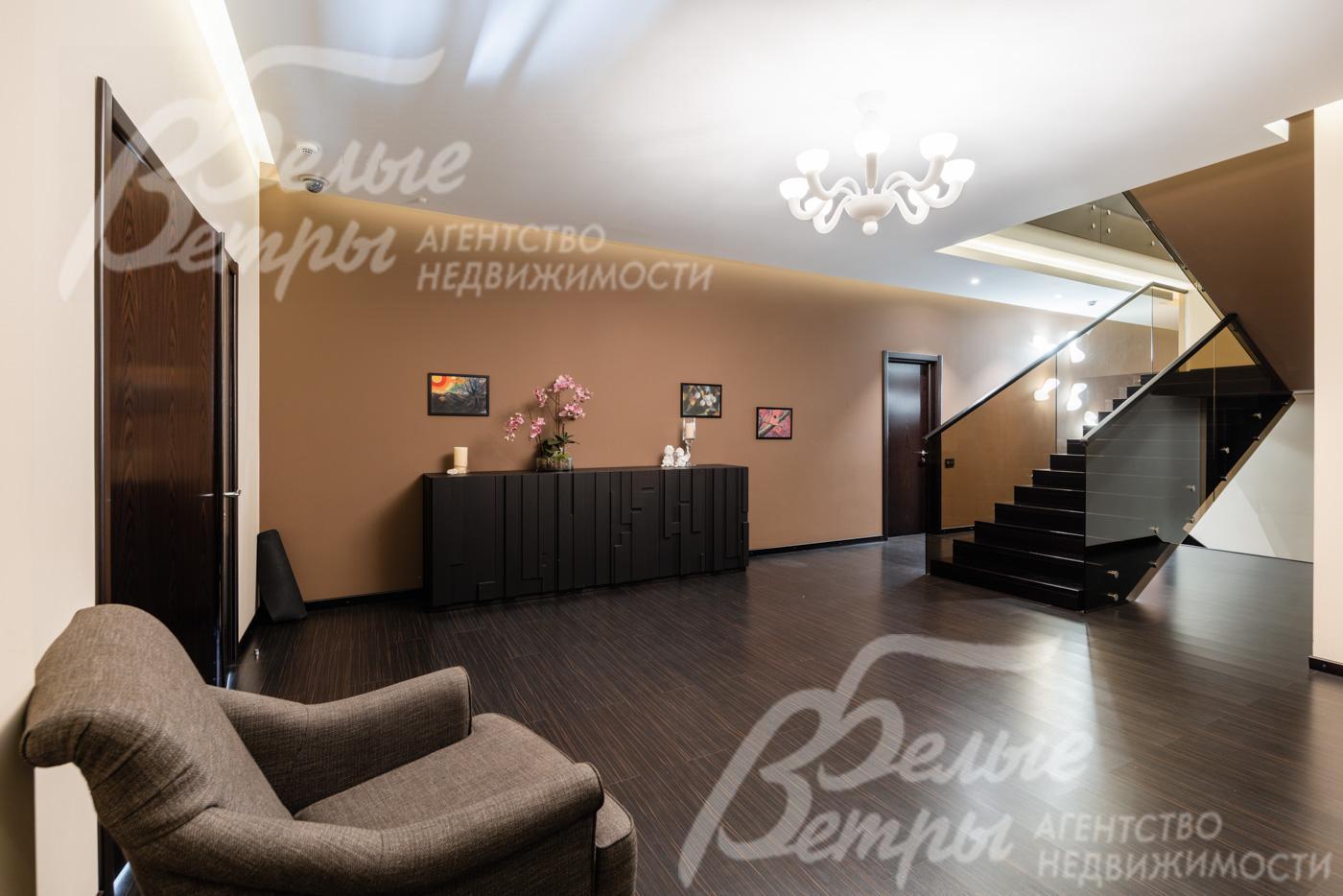 Холл первого этажа с лестницей из дуба