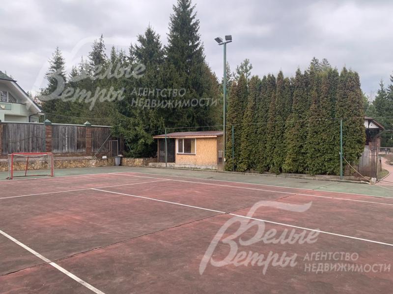 Теннисный корт