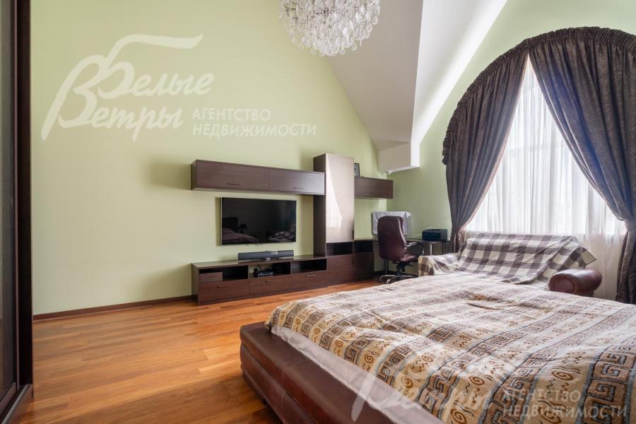 В спальнях на полу - паркетная доска, стены покрашены, интерьер дополняют элегантные шторы