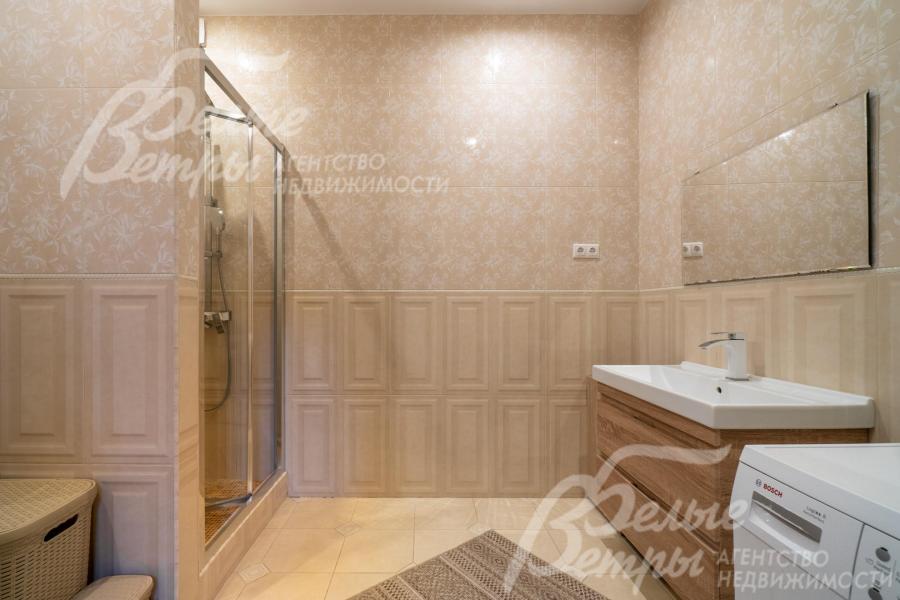 Санузел на пером этаже с душевой и стиральной машиной