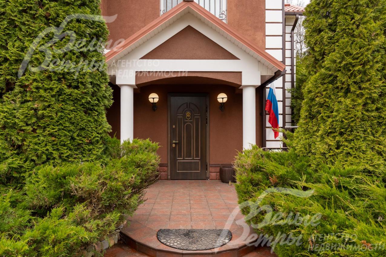 Главный вход в дом с крыльцом