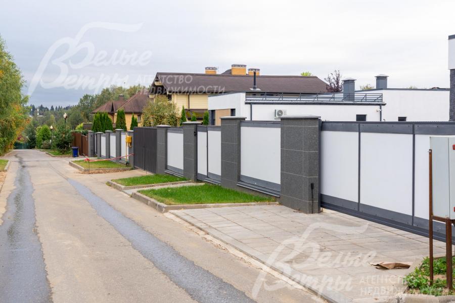 Вблизи поселка - пруд с прогулочными зонами, рядом - городская инфраструктура