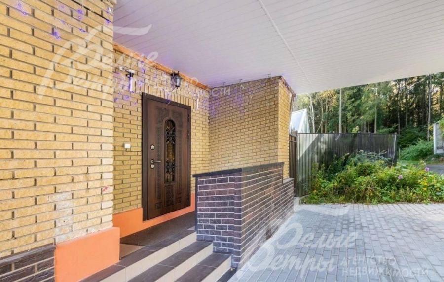 Площадка перед входом в дом выложена брусчаткой