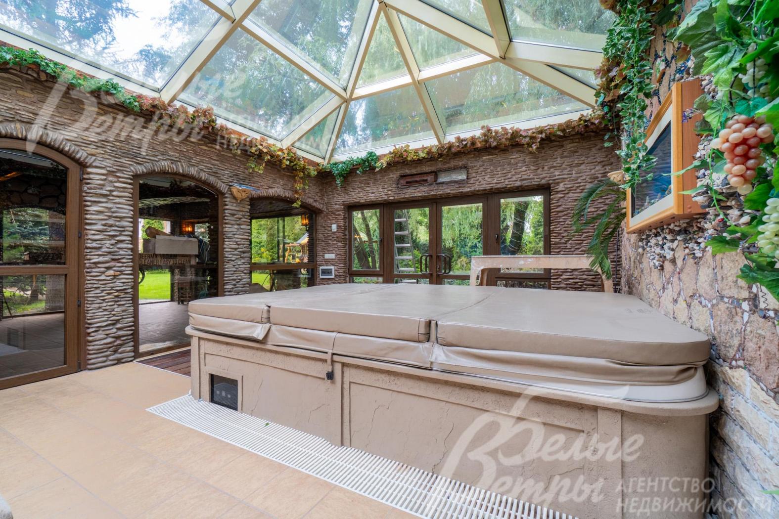 В зимнем саду предусмотрен фонтан, есть отдельный выход на участок