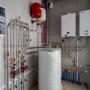 Установлены газовый котёл и резервный электрический, бойлер косвенного нагрева на 200 л и система водоподготовки