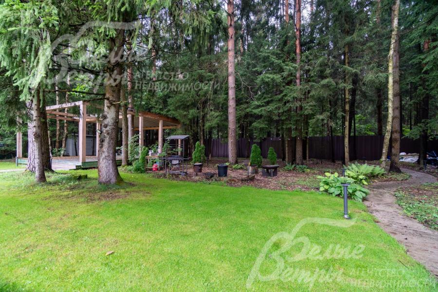 На участке есть беседка и небольшая зона отдыха в тени лесных деревьев
