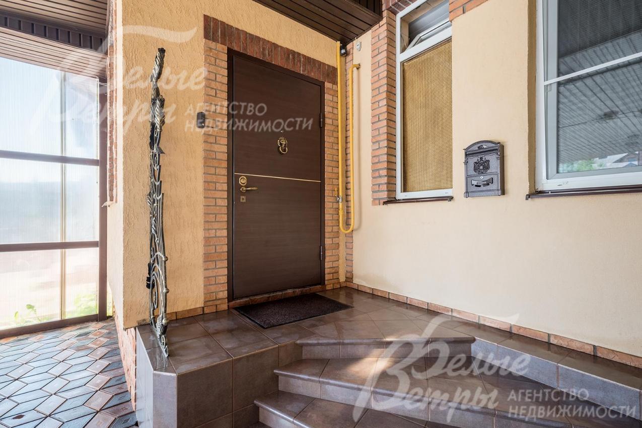 Вход в таунхаус под навесом