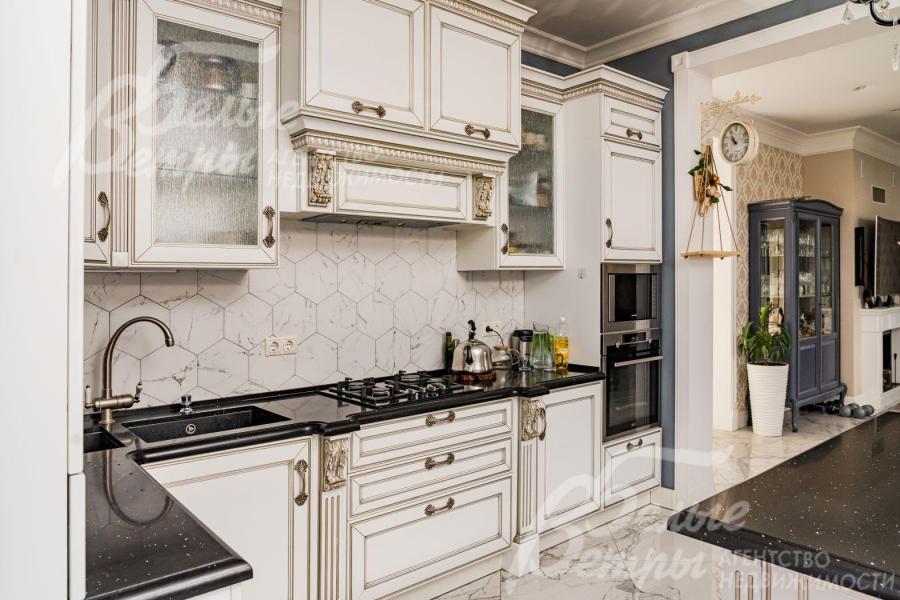 Кухонный гарнитур со встроенной техникой