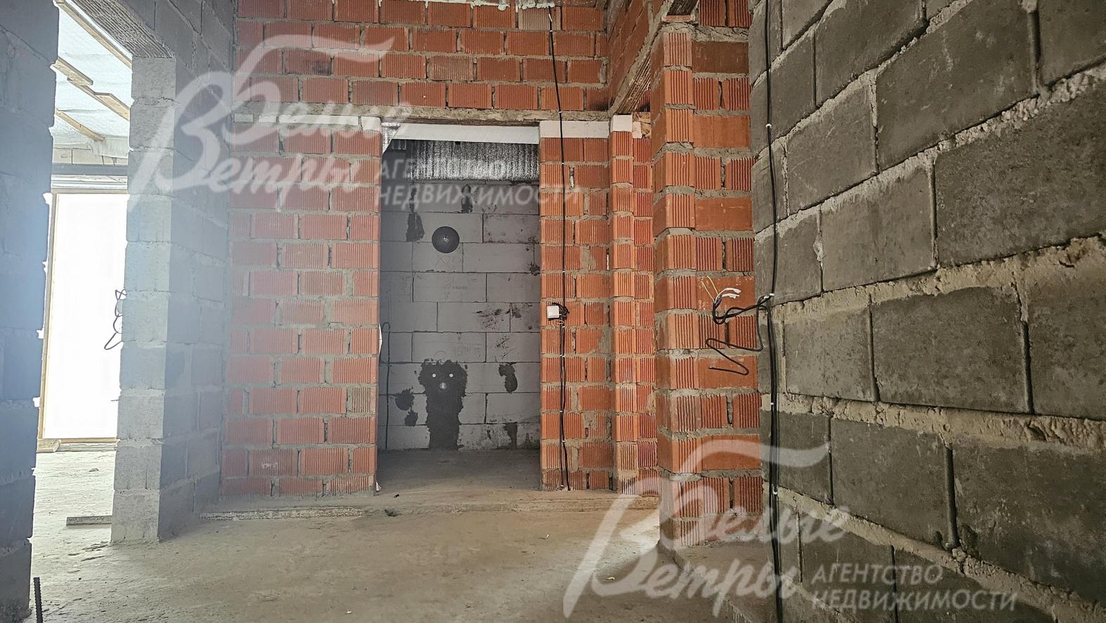 Все основные коммуникации разведены до точек потребления — проведены системы электроснабжения, водоснабжения и канализации