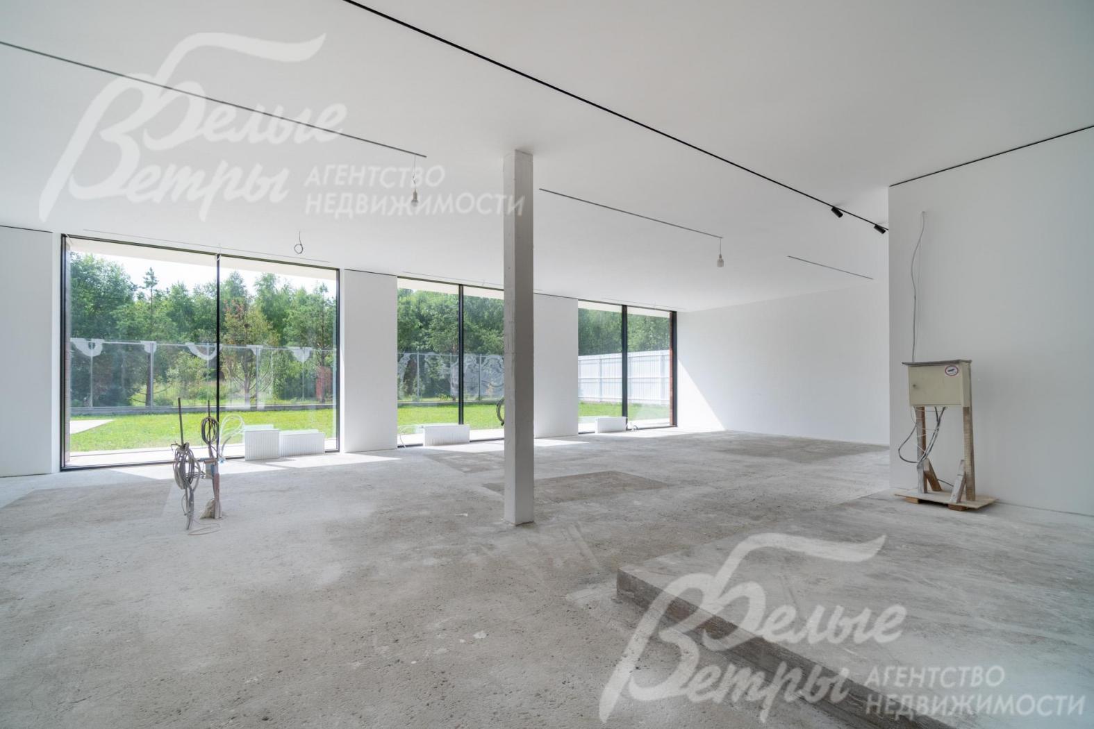 В доме - просторные помещения с большой площадью, планировка выполнена с ориентацией по сторонам света