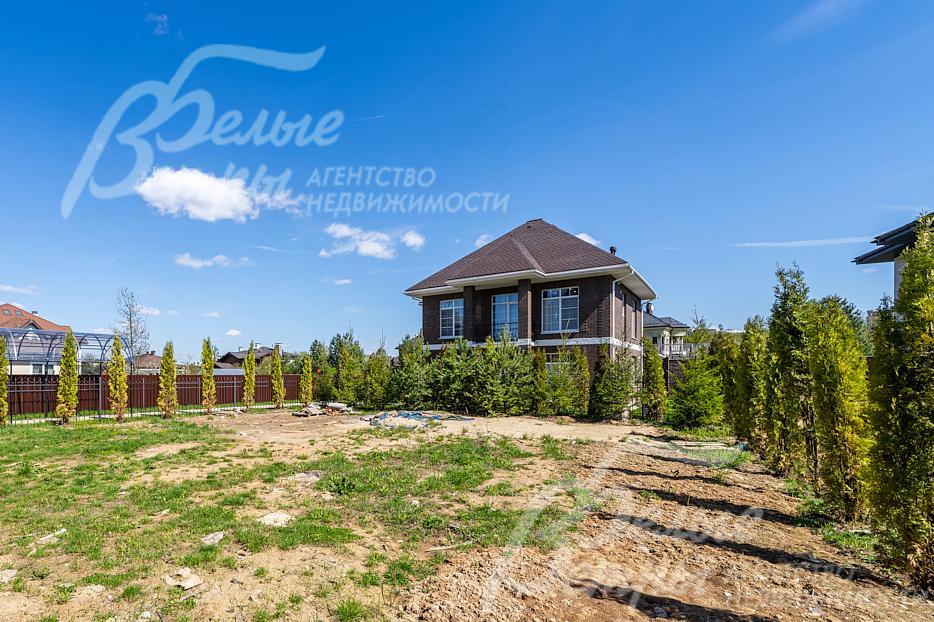 Размеры и конфигурация земельного участка позволяют возвести дополнительные строения и обустроить зоны отдыха