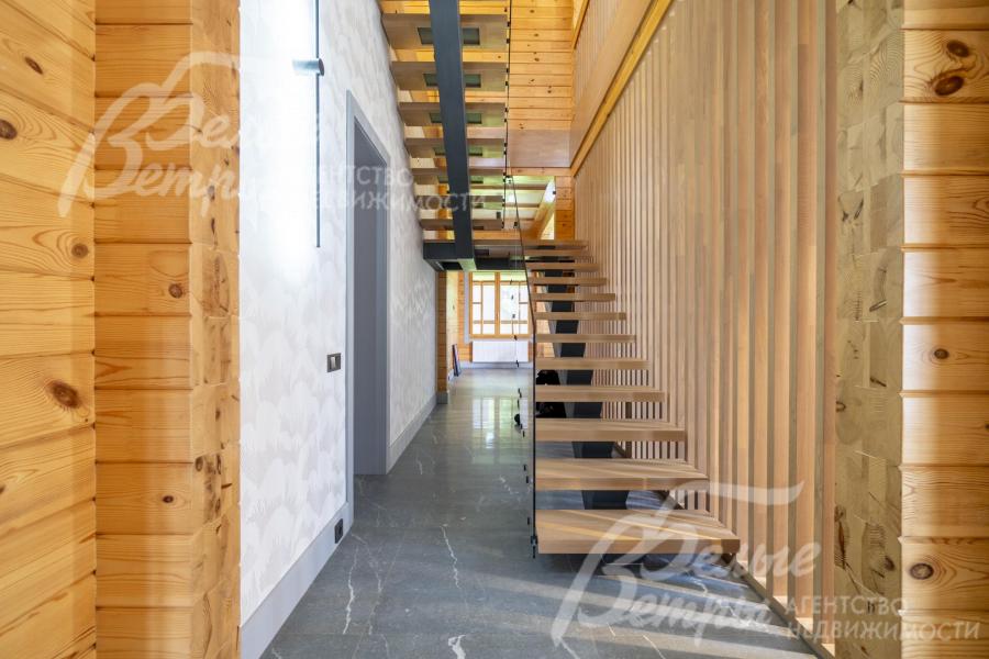 На второй этаж ведёт парящая лестница на стальном косоуре со ступенями из натурального дуба и стеклянным ограждением