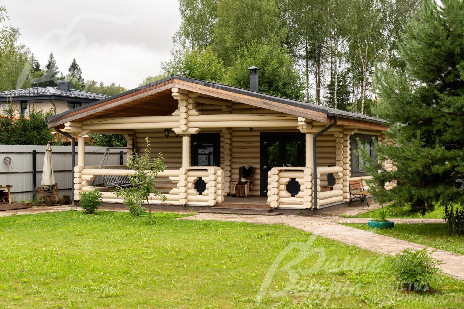 На участке стоит баня 80 кв.м. - сруб из оцилиндрованного бревна 