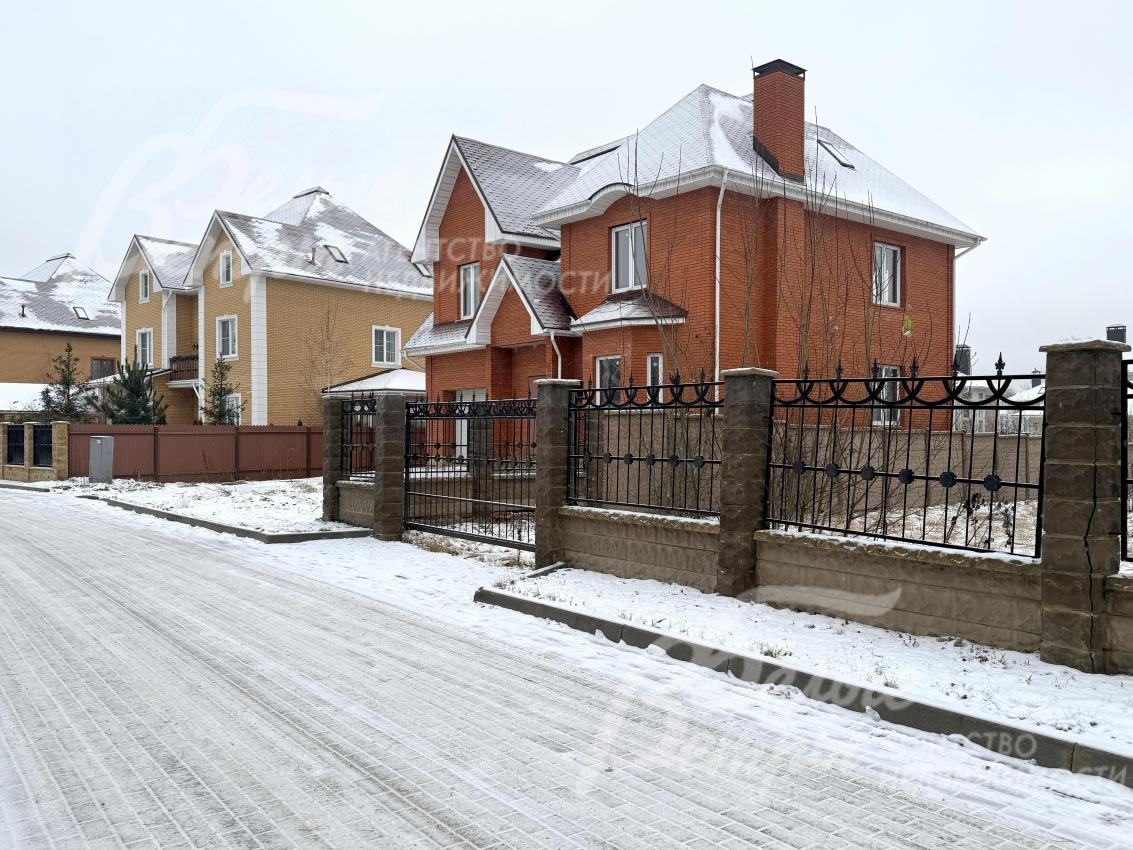 В пешей доступности – детская и спортивная площадки, лесная прогулочная зона, родник, школа «Ника», а также городская инфраструктура