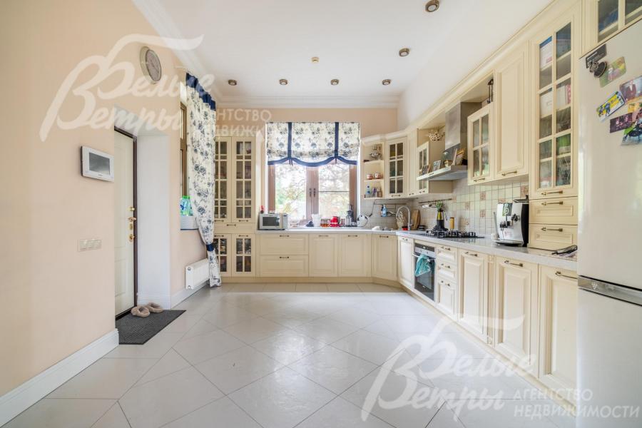 Гарнитур на кухне выполнен по эскизам дизайнера на итальянской фабрике