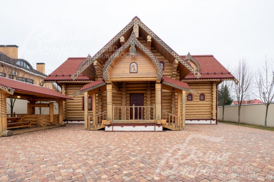 Фасад здания - в старорусском стиле по эскизам Васнецова 