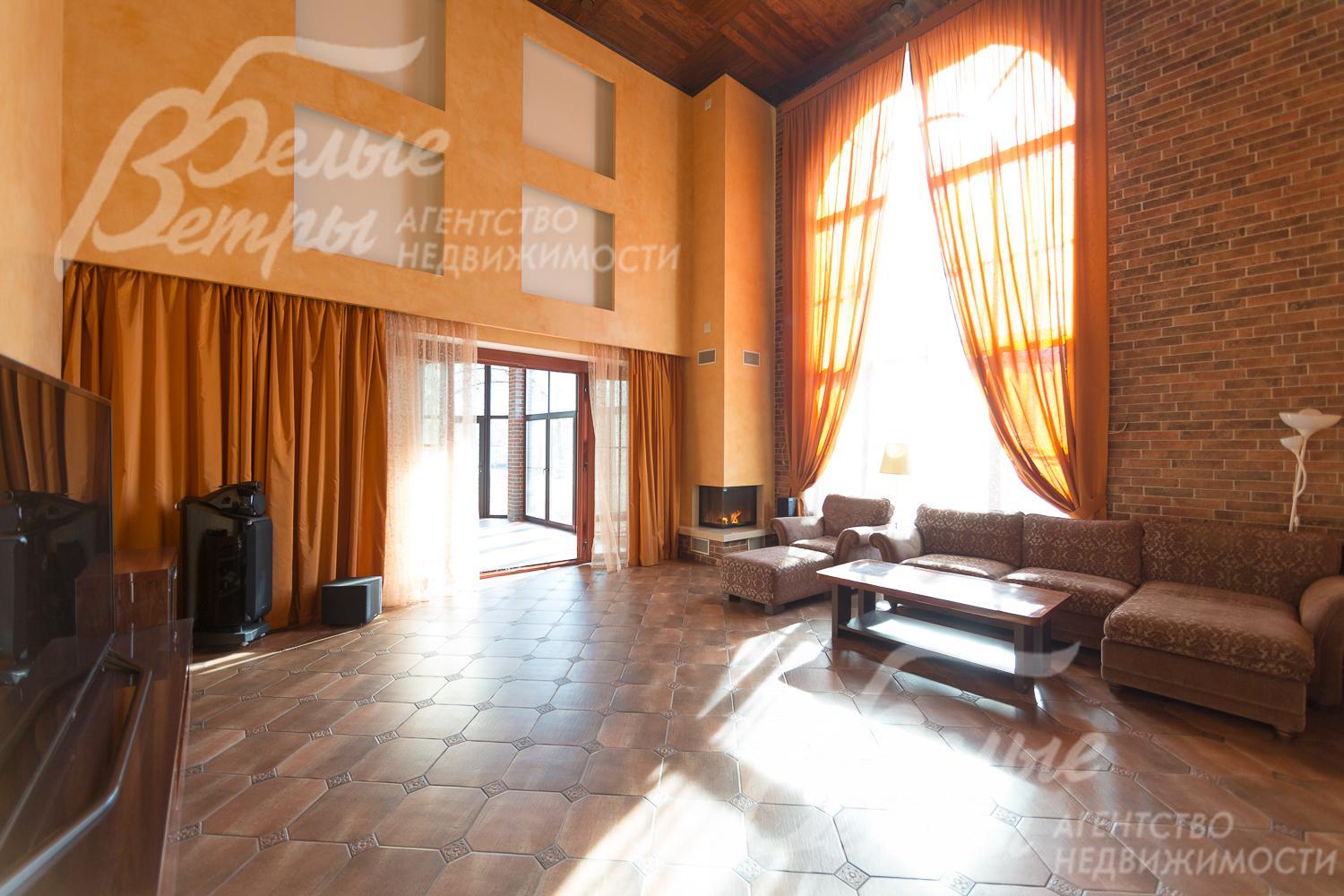 в 2-светной гостиной - арочное окно высотой более 5м и выход в большую застекленную веранду