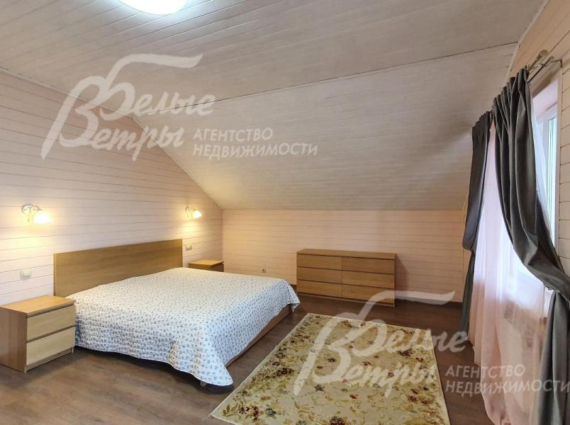 Большая двуспальная кровать