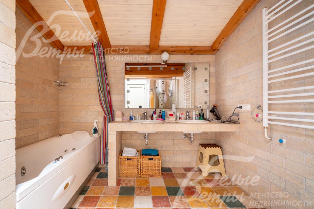 Санузел на втором этаже со стильной ванной