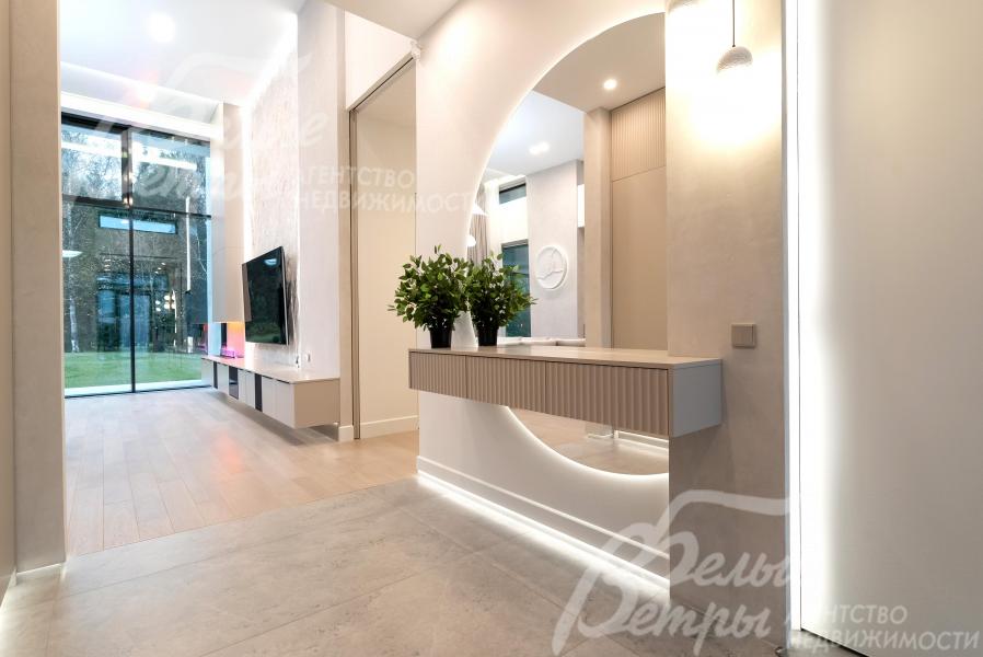 Светлая палитра отделки гармонично взаимодействует с естественным и искусственным освещением, создавая эффект воздушности и простора