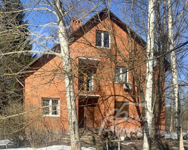 Дом занимает часть участка, оставляя значительную территорию для возведения дополнительных построек