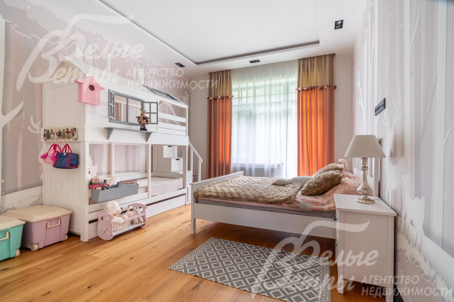 Одна из спален на втором этаже (детская): полностью меблирована