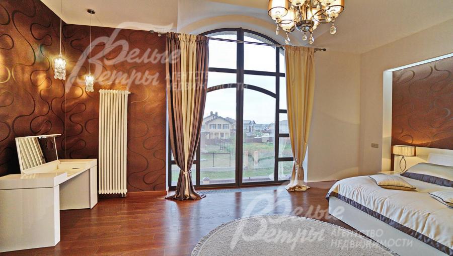 Главная спальня 34 кв.м с санузлом 7 кв.м на втором этаже