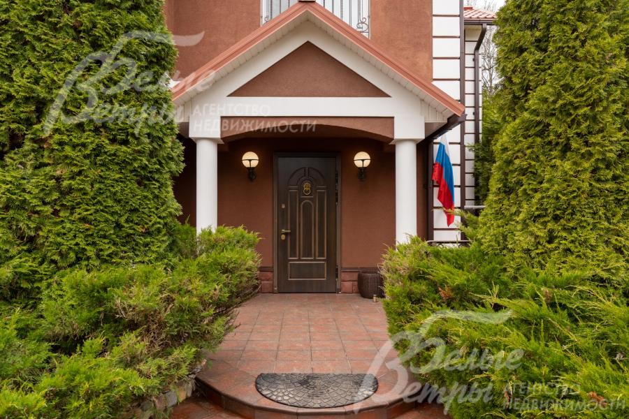 Главный вход в дом с крыльцом