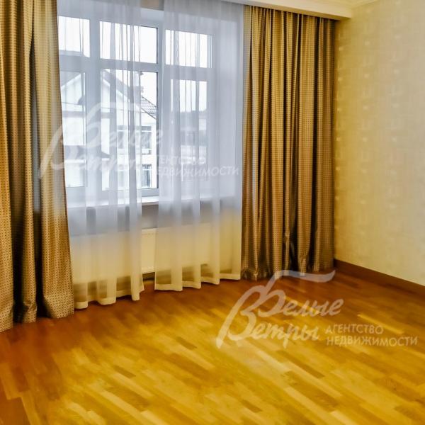 Во всех комнатах карнизы и качественные стильные шторы.