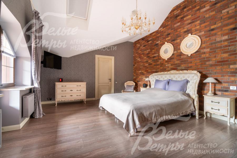 Меблированная мастер-спальня в стиле эклектики: в интерьере гармонично сочетаются элементы классики, лофта и прованса