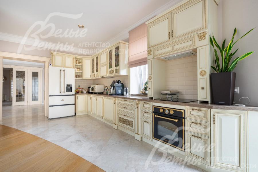 Кухня полностью укомплектована техникой: установлены духовой шкаф и вытяжка Kuppersberg, варочная панель Bosch,Samsung, Huawei, двухстворчатый холодильник Kaiser